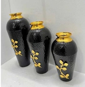 Vase à fleurs en métal au design classique, finition noire émaillée brillante à texture martelée, avec table d'appoint intégrée, pour une touche de luxe. - Product Image 1