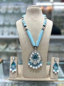 Conjunto de joyería de latón Kundan, collar y pendientes de estilo clásico con cuentas para bodas, compromisos y aniversarios - Product Image 2