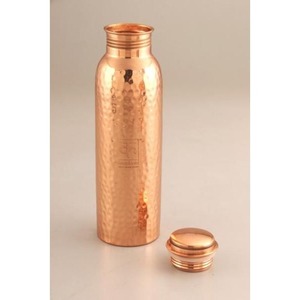 Botella de agua de cobre de diseño para personas con estilo centradas en la salud que buscan terapia de desintoxicación, belleza y bienestar - Product Image 5