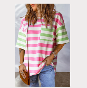 เสื้อยืดแขนสั้นมีกระเป๋าลายทางสีชมพูสำหรับผู้หญิง - Product Image 1