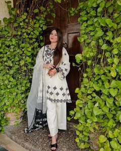 Vêtements de fête beaux en haut et en bas avec broderie au fil - Product Image 4