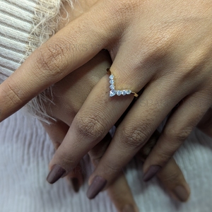 แหวนสัญญารูปตัววีที่ทันสมัยแหวนเพชรโมอิสซาไนต์คุณภาพสูง925เงินวงโค้งซ้อนเครื่องประดับของขวัญสำหรับเพื่อนเจ้าสาว - Product Image 6