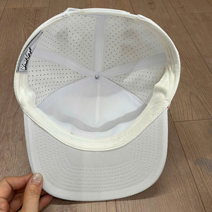 Gorras deportivas de golf personalizadas de PVC, caucho o con logotipo bordado, impermeables, perforadas con corte láser, de visera plana, tipo béisbol. - Product Image 5