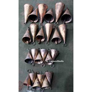 Carillons à vent vintage faits à la main en fer recyclé et laiton moulé, ensemble de 24 clochettes coniques, pour décorations religieuses et fêtes - Product Image 4
