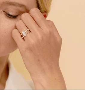 Bague élégante à tige fendue en or jaune demi-éternité - Diamant de laboratoire cultivé en CVD taille marquise pour la vente en gros de bijoux - Product Image 6