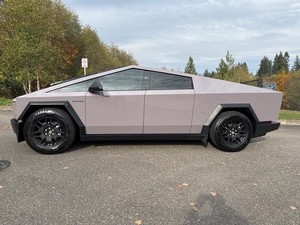 2024 Tesla cybertruck AWD ไฟฟ้า Sedan จัดส่งฟรีกล่องเกียร์อัตโนมัติแสงหนังภายในแบตเตอรี่ลิเธียม114 Mi 100 km