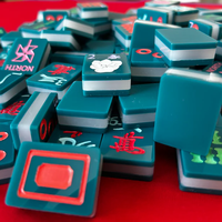 Divertissement coloré personnalisé à quatre couches 160 tuiles de Mah Jong américain ensemble de jeu de société Mahjong en acrylique