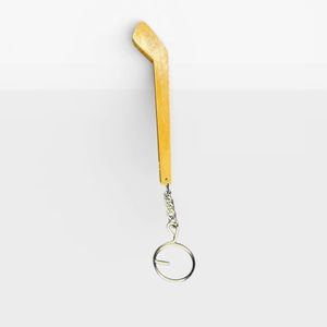 Llavero de palo de hockey sobre hielo para niños Mini llavero promocional de madera para torneos - Product Image 1