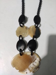 Vente chaude Adolescent et Femmes Collier À La Main Corne Rectangle Longue Perle Ras Du Cou Bijoux Cristal Naturel Corne Pendentif Collier - Product Image 5