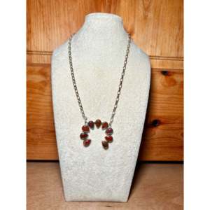 Collier artisanal Virginia Sandoval avec incrustation de bois pétrifié, argent sterling, or rose et pendentifs breloques à motif animalier - Product Image 3