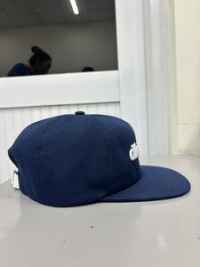 Casquette Snapback OEM Vietnam personnalisée avec logo 2D, marine, 5 panneaux, visière plate, broderie, pour un look décontracté unisexe, avec position du logo. - Product Image 3