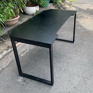 Escritorio para Juegos GD68008 de Madera de Caucho de 120x70cm con Revestimiento de PU Negro y Patas de Hierro, Requiere Ensamblaje - Product Image 3