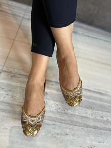 Jutti pour femmes, artisanat en cuir, Jutti pour femmes, style indien, à porter pour les fêtes - Product Image 2