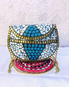 Pochette de soirée artisanale avec chaîne et rabat, confectionnée par des artisans indiens, pour les occasions spéciales des femmes - Product Image 6