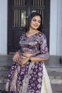 Ensemble Lehenga Choli de créateur dernier cri avec Dupatta assorti et chemisier élégant pour femmes tenue traditionnelle indienne pour les occasions - Product Image 5