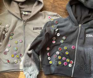 Sudadera con Capucha Personalizada de Felpa Francesa 100% Algodón, Lavado Ácido, Corte Holgado, Cierre de Cremallera, con Pedrería, Alta Calidad - Product Image 2