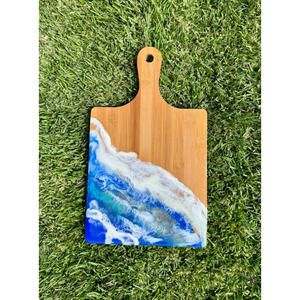 Planche à découper personnalisée en bois d'acacia de qualité supérieure, planche en résine faite à la main avec des accents blancs et dorés, décoration de cuisine unique, plateau de service - Product Image 5