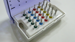 Meilleures ventes d'implants dentaires de qualité supérieure, kit complet de perceuses coniques, bouchon, machines en plastique autoclavables, instruments chirurgicaux - Product Image 3