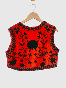 Gilet en velours rouge brodé de fleurs pour femme, col en V, sans manches, fait main, style vintage - Product Image 4