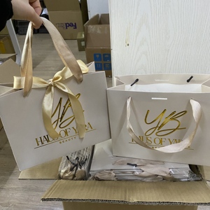 Bolsa de Papel de Regalo de Lujo con Estampado en Caliente, Cierre de Cinta y Diseño Personalizado para Empaque de Joyería o Perfume - Product Image 1