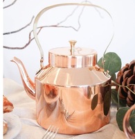 Bouilloire en cuivre rustique avec extérieur bruni et design classique conçue pour les maisons de campagne et les collections de cuisine