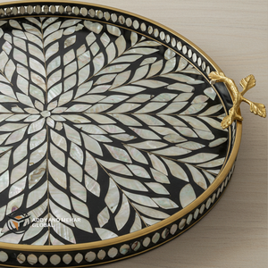 Un fournisseur indien propose un plateau de service rond en mosaïque de nacre de luxe-Finition noire et irisée, poignées en feuille d'or - Product Image 6