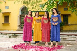 Zain Exports Nouveaux vêtements de fête pour femmes KURTI en tissu avec imprimé BANDHEJ, travail de patchwork KUTCHI, fausse georgette, réversible, toutes saisons - Product Image 6