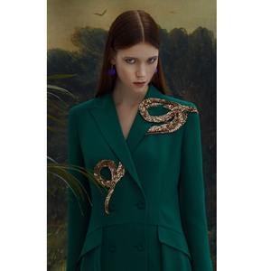 Abrigo Acolchado Suzani Bordado a Mano, Hecho en India, de Lujo, para Bodas y Fiestas, Ecológico, de Alta Calidad - Product Image 3