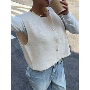 Gilet en tricot sans manches pour femme, col rond, boutonné devant, couleur abricot - Product Image 3