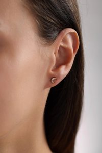 Pendientes Minimalistas de Plata de Ley 925 con Baño de Oro de 14K, Diseño de Luna con Circonitas, Joyería para Uso Diario, Regalo - Product Image 2