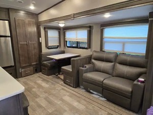 PROVEEDOR DE RAM 3500 USADA DEL AÑO 2018, CON REMOLQUE ULTRA LIGERO Rock Wood de 5ª Generación - Product Image 4