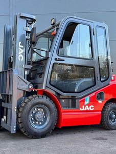 Heavy-duty Diesel Forklift with Pneumatic Tires for Indoor Warehouse Operations and Heavy <b>Lifting</b>. - Product Image 5