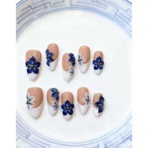 Arte de uñas a presión con diseño de flor de porcelana azul - Product Image 5