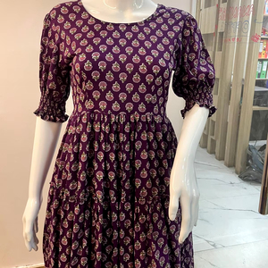 ชุดเดรสยาวคลุมเข่าแขนเกาหลีสีม่วงชุดเดรสมิดิแขนสั้นจับจีบเซ็กซี่ใส่สบายๆเป็นมิตรกับสิ่งแวดล้อมฤดูร้อน - Product Image 1