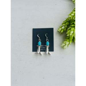 Boucles d'oreilles pendantes en turquoise de Kingman Navajo et argent sterling, bijoux culturels de collection, fabriquées à la main par des artisans - Product Image 1