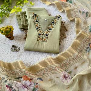 Señoras elegantes Colección étnica india Inspirado en celebridades Comodidad personalizada Auto bordado Color claro Uso diario Ropa de fiesta alta - Product Image 2