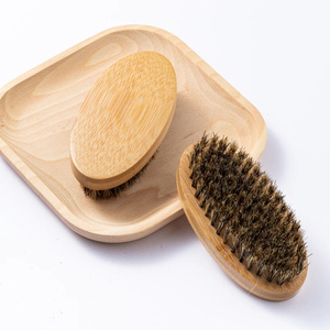 Brosse à barbe en bois avec poils naturels, design écologique pour le soin masculin - Product Image 1