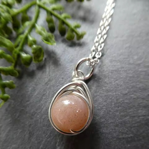 Fournisseur en gros de pendentifs en pierre de lune pêche en argent 925 de style vintage, fabrication de bijoux Surgyan Saini, charmes en cristal - Product Image 1