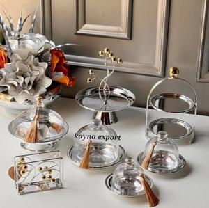 Exclusivo Soporte para Cupcakes de Acero Inoxidable Hecho a Mano con Diseño Nórdico Ecológico, Bolas Doradas Pulidas a Espejo y Cúpula de Cristal Transparente - Product Image 4