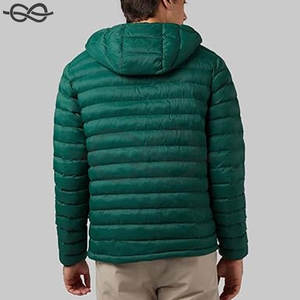 Chaqueta ligera de poliéster reciclado para hombre, diseño repelente al agua con bolsillos con cremallera y cuello alto para capas - Product Image 6