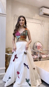 Designer Heavy Parampara Brodé Lehenga Choli avec Dupatta Navratri Spécial pour la fête Vêtements indiens et pakistanais - Product Image 2