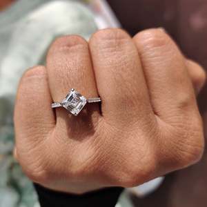 Anillo de Compromiso con Corte Asscher y Diseño de Halo Oculto, Elegantes Anillos de Diamantes para Futura Novia - Product Image 6