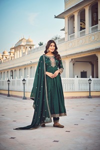 Vente en gros broderie fantaisie multicolore pour femmes Kurta / Kurti à manches lourdes intérieures complètes pour les bordures des quatre côtés - Product Image 5