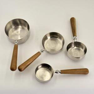 Tasses à mesurer en acier inoxydable 202 avec poignée en bois d'acacia, cuillère à mesurer avec cuillère à assaisonnement graduée - Product Image 1