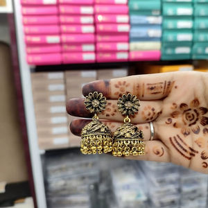 Boucles d'oreilles vintage en or de vente chaude pour femmes boucles d'oreilles occidentales affichage de boucles d'oreilles de style vintage élégant - Product Image 1