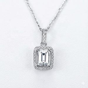 จี้เพชรโมอิสซาไนต์ทรง Emerald Cut ดีไซน์ Halo น้ำหนัก 2.00 กะรัต เกรด VVS สร้อยคอแฟชั่นสำหรับผู้หญิง เครื่องประดับเงินแท้ 925 - Product Image 1