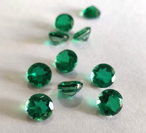 Émeraude ronde à facettes de 4mm de qualité supérieure créée en laboratoire-Émeraude de qualité supérieure créée en laboratoire - Product Image 3
