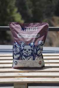 PetFlakes Mini-Senior Nourriture Sèche 4Kg Sac Formule Spéciale pour Chiens Seniors Haute Protéine Santé des articulations Santé de la peau et du pelage - Product Image 2