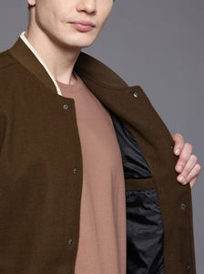 เสื้อแจ็คเก็ตแฟชั่นสไตล์วาร์ซิตี้ ผ้าขนสัตว์ คอตั้ง รับทำโลโก้ กันน้ำและระบายอากาศ โรงงานผู้ผลิต OEM ขายส่ง - Product Image 6