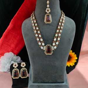 Conjunto de collar largo de piedra Kundan con Maang Tikka para mujer, metales no preciosos respetuosos con el medio ambiente, ligeros y cómodos - Product Image 3